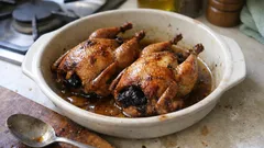 Cailles aux pruneaux en cocotte : un plat sucré-salé festif, simple et toujours réussi