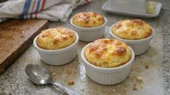 Soufflé au fromage facile : bien gonflé et moelleux, prêt en 20 minutes
