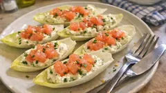 Barquettes d’endives au saumon fumé : l’apéritif frais prêt en quelques minutes