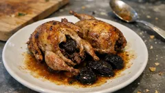 Cailles aux pruneaux en cocotte : le sucré-salé qui fait toujours son effet