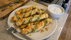 Torsades feuilletées pesto-parmesan : croustillantes et prêtes en 10 minutes