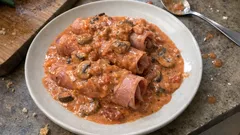 Jambon au porto gratiné au four : une sauce tomate-champignons bien onctueuse