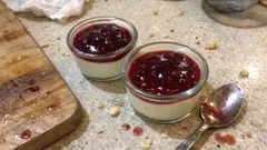 Panna cotta vanillée au coulis de fruits rouges : un dessert élégant à préparer la veille