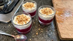 Verrines betterave–chèvre frais–noisette : l’apéritif chic et prêt en quelques minutes