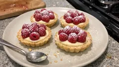 Tartelettes aux framboises faciles : pâte sablée, crème vanille et fruits frais