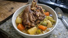 Jarret de porc en cocotte-minute : fondant, bouillon parfumé et légumes moelleux