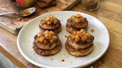 Mini tatins de foie gras aux pommes flambées au rhum : l’entrée chic facile à préparer