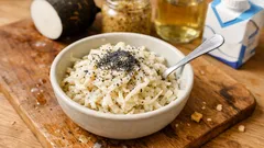 Salade de radis noir râpé : la sauce moutarde-crème qui l’adoucit juste comme il faut