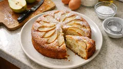 Gâteau aux poires léger sans beurre : moelleux grâce au yaourt, prêt en un rien de temps