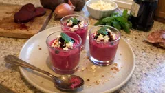 Verrines de mousse de betterave : une entrée froide colorée, prête en quelques minutes