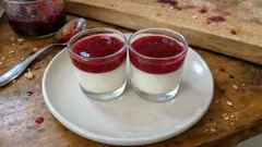Panna cotta vanillée au coulis de fruits rouges : le dessert élégant à faire la veille