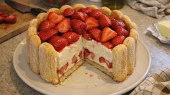 Charlotte aux fraises sans cuisson : boudoirs moelleux et mousse mascarpone qui se tient bien