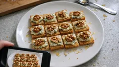 Toasts roquefort, noix et miel : l’apéritif sucré-salé prêt en 10 minutes