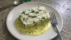 Terrine de poisson blanc et Saint-Jacques aux herbes, avec sauce citronnée bien nappante