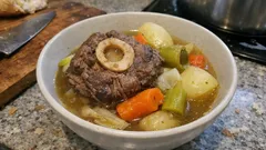Pot-au-feu au jarret de bœuf : bouillon parfumé et viande fondante, tout simplement