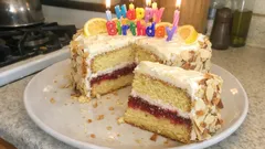 Gâteau d’anniversaire citron et confiture, glaçage mascarpone qui tient bien