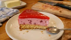 Bavarois framboise sur fondant aux amandes, avec miroir fraise : léger et facile à préparer