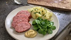 Saucisson à cuire et pommes vapeur : la cuisson douce qui le garde moelleux