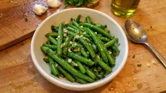 Haricots verts sautés à l’ail et au persil : la poêlée simple qui va avec tout